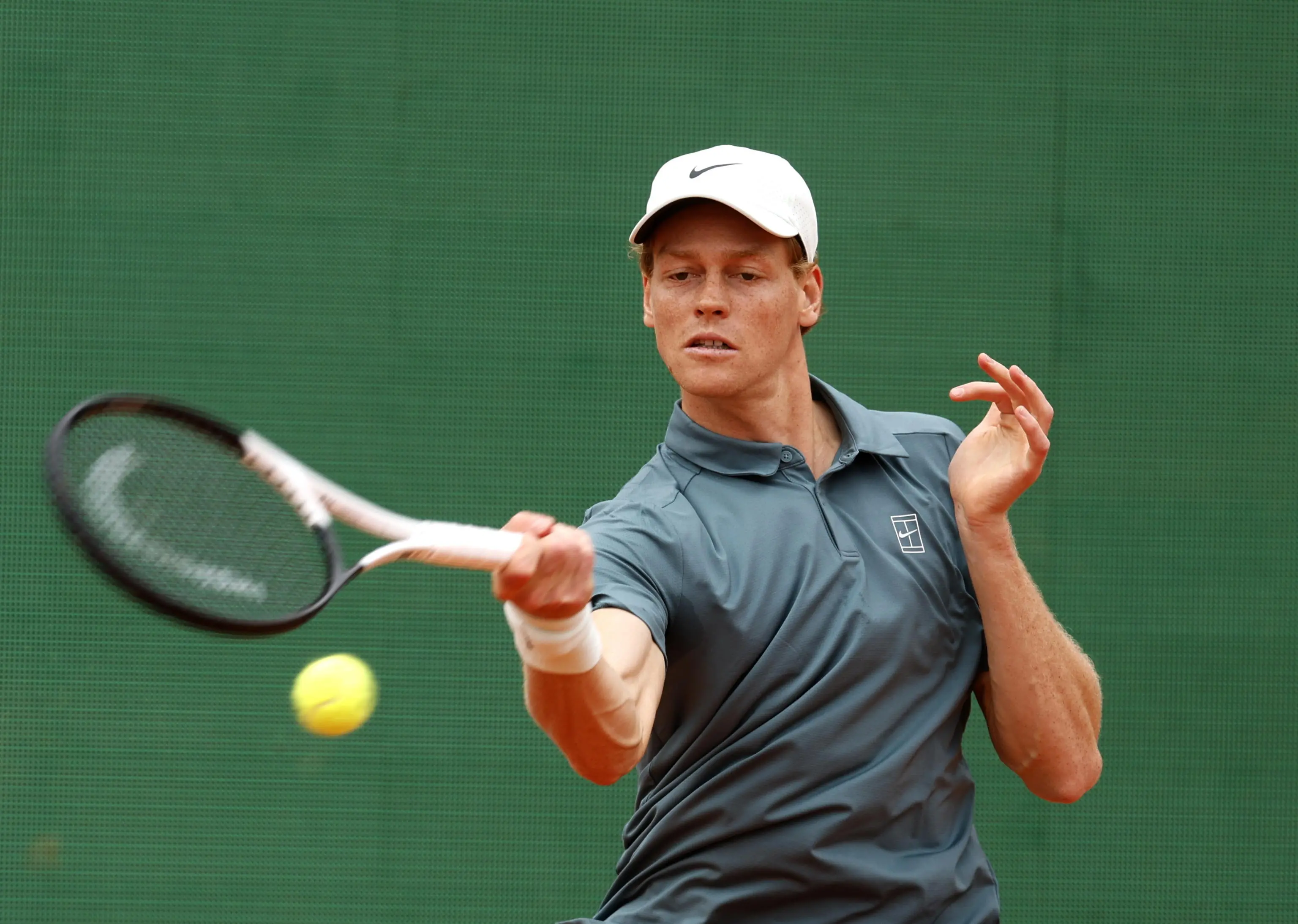 Sinner batte Alcaraz a Montecarlo