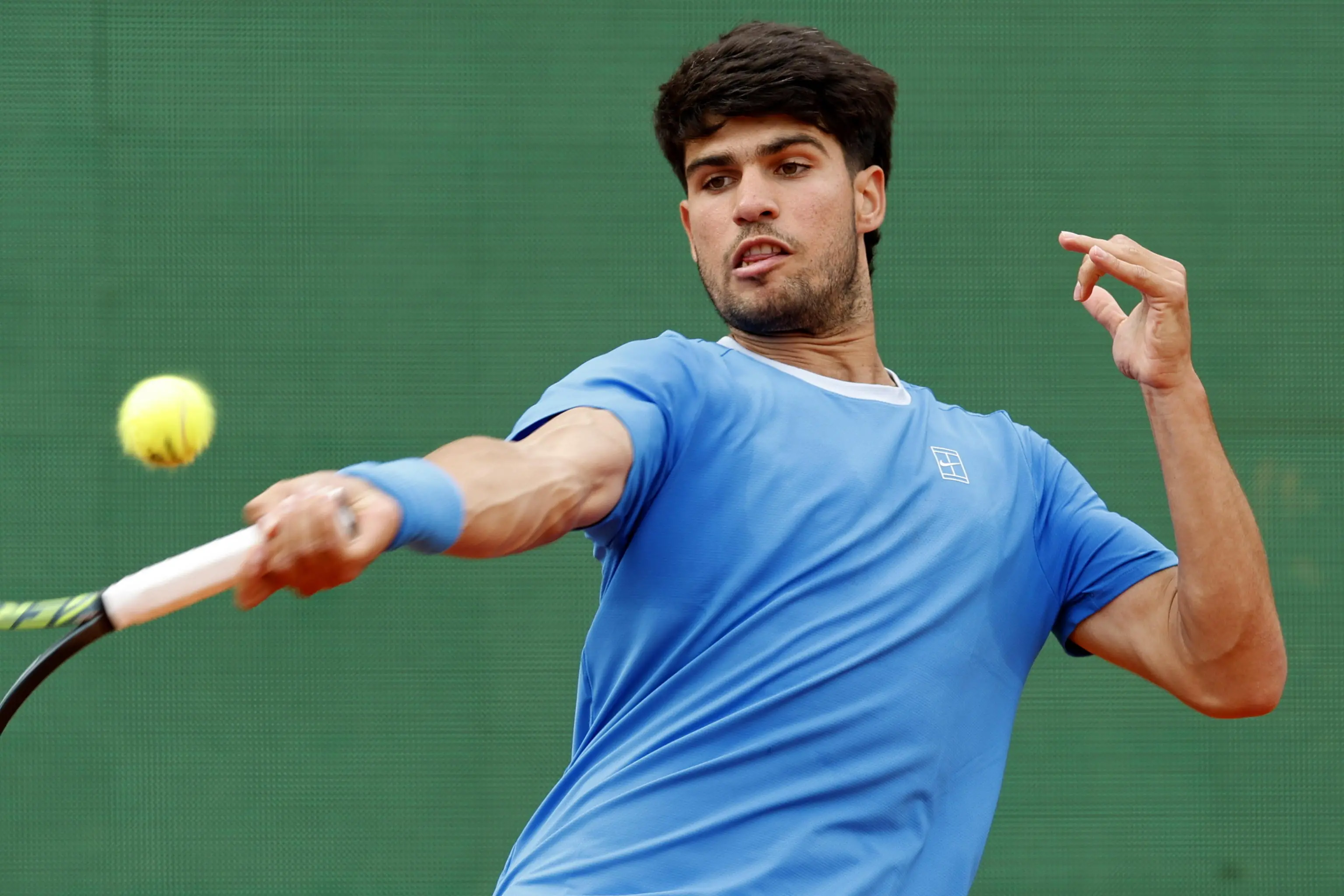 Sinner batte Alcaraz a Montecarlo