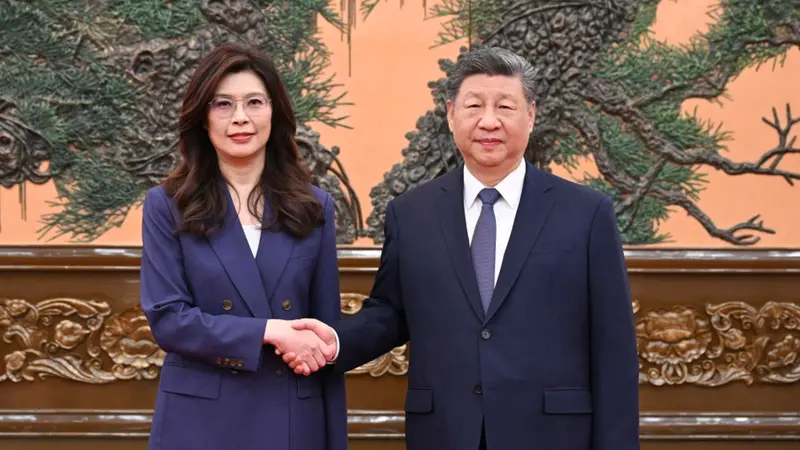 Il presidente cinese Xi Jinping e la leader del Kuomintang Cheng Li-wun - Foto Ansa © www.giornaledibrescia.it