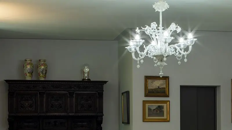 Un lampadario nel salone di Ca' Rina - © www.giornaledibrescia.it