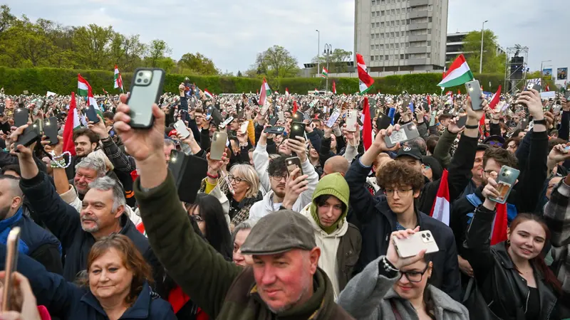 Sostenitori di Magyar - Foto Ansa © www.giornaledibrescia.it