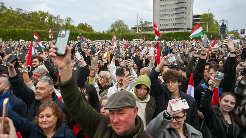 Sostenitori di Magyar - Foto Ansa © www.giornaledibrescia.it