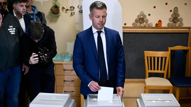 Peter Magyar alle urne - Foto Ansa © www.giornaledibrescia.it