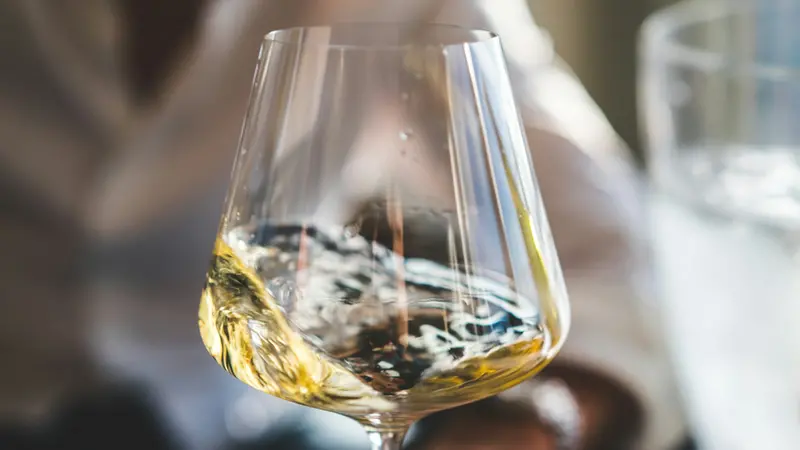 Un calice di vino bianco