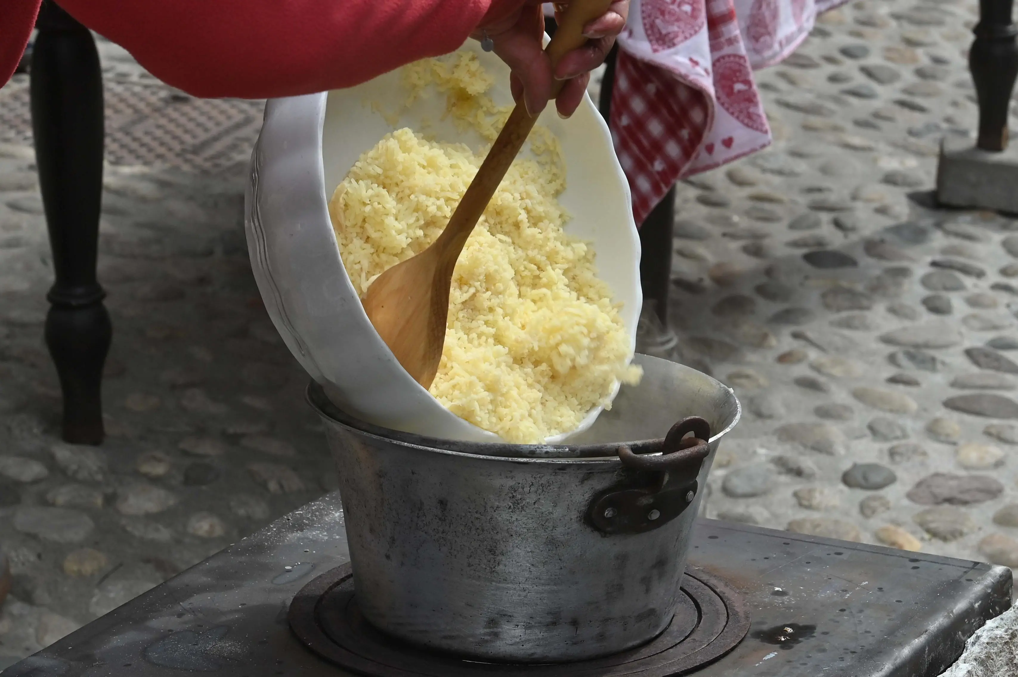 SONICO FRAZIONE GARDA IN PIAZZA CON NOI REDAZIONE PROVINCIA 12-04-2026 GABRIELE STRADA NEW EDEN GROUP