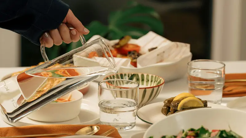 Bere acqua durante i pasti