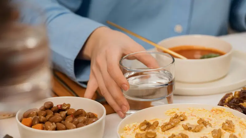 Si possono bere piccole o moderate quantità di acqua durante il pasto