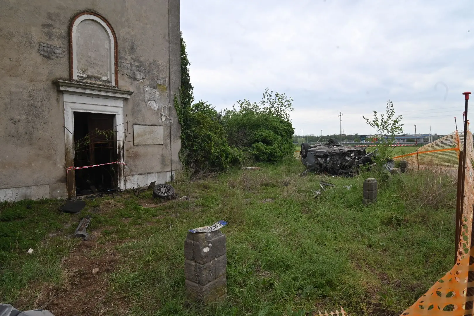 L'auto uscita di strada a Rezzato ha danneggiato il portone di una cascina