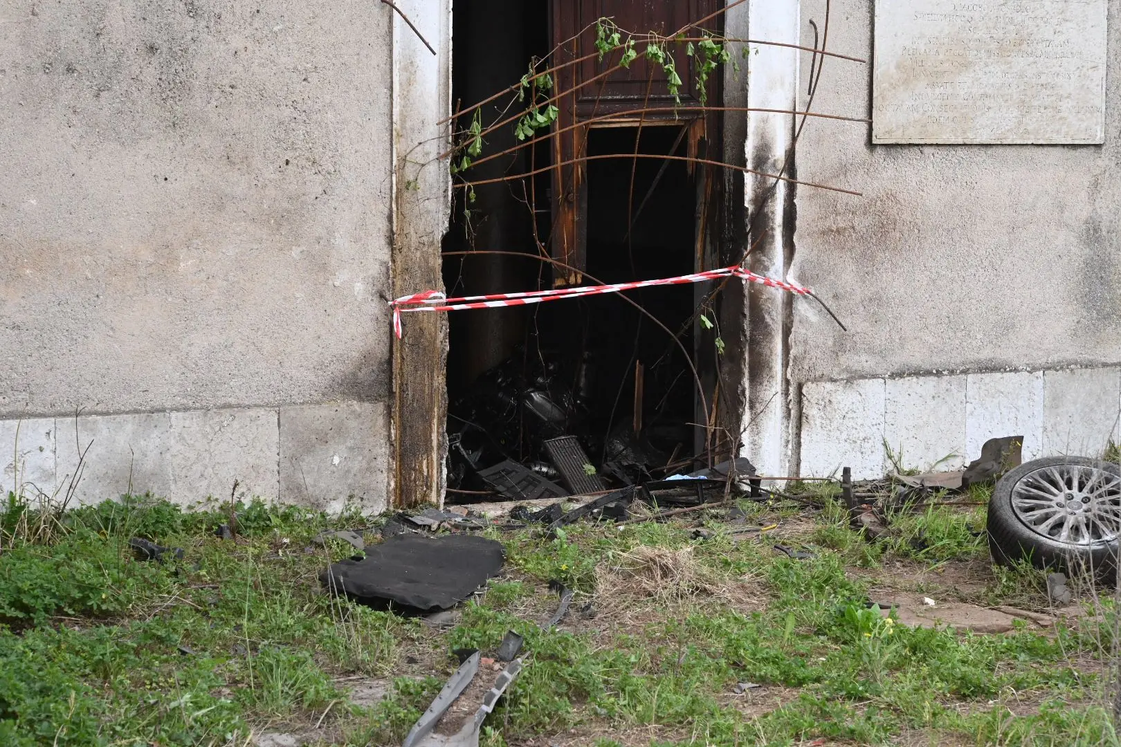 L'auto uscita di strada a Rezzato ha danneggiato il portone di una cascina