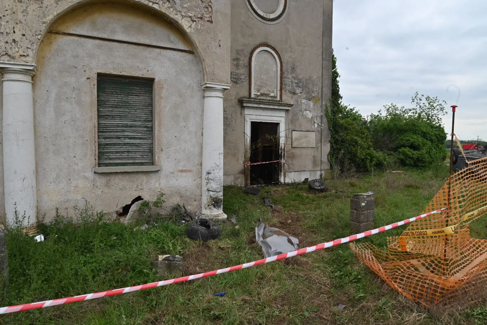 L'auto uscita di strada a Rezzato ha danneggiato il portone di una cascina