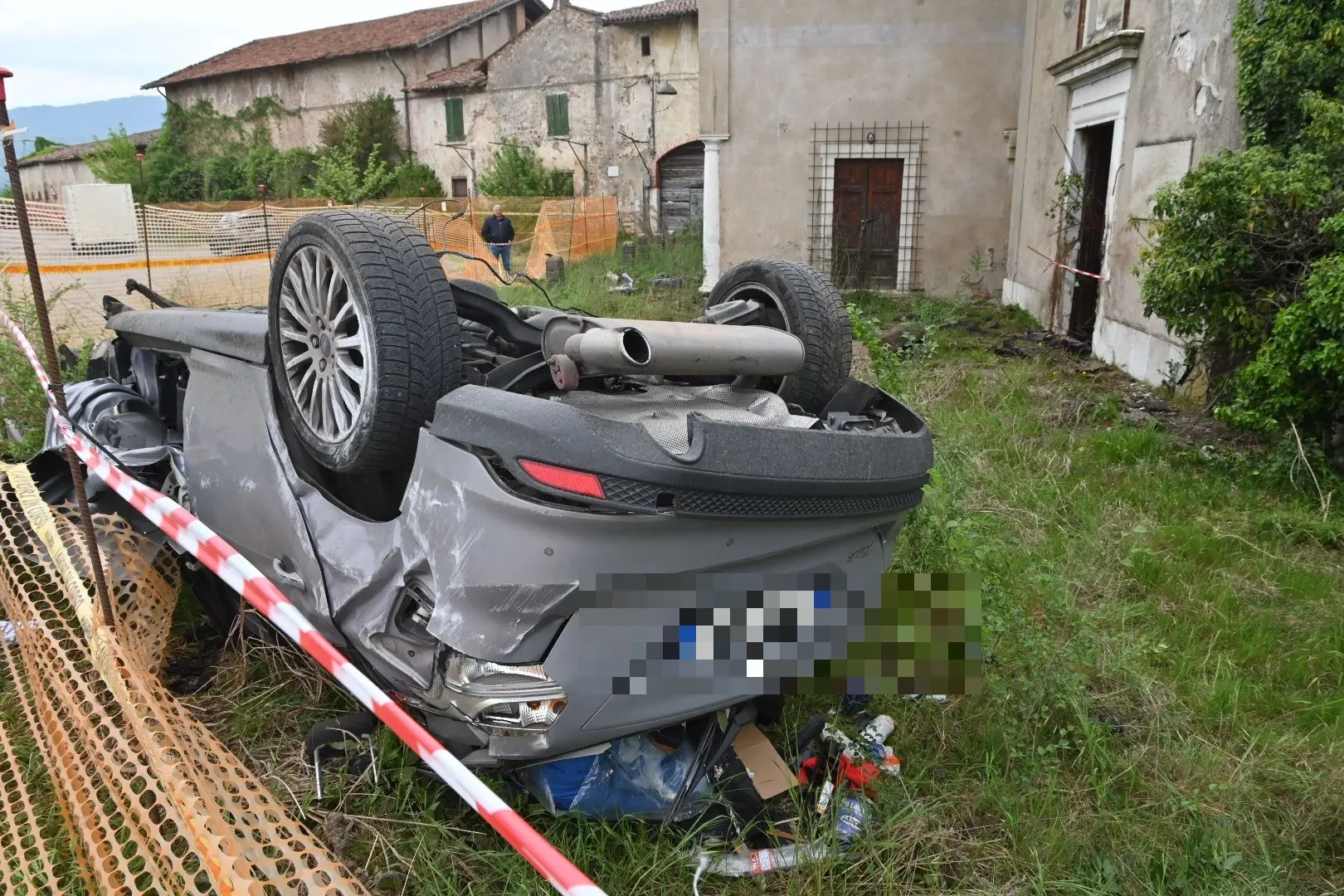 L'auto uscita di strada a Rezzato ha danneggiato il portone di una cascina