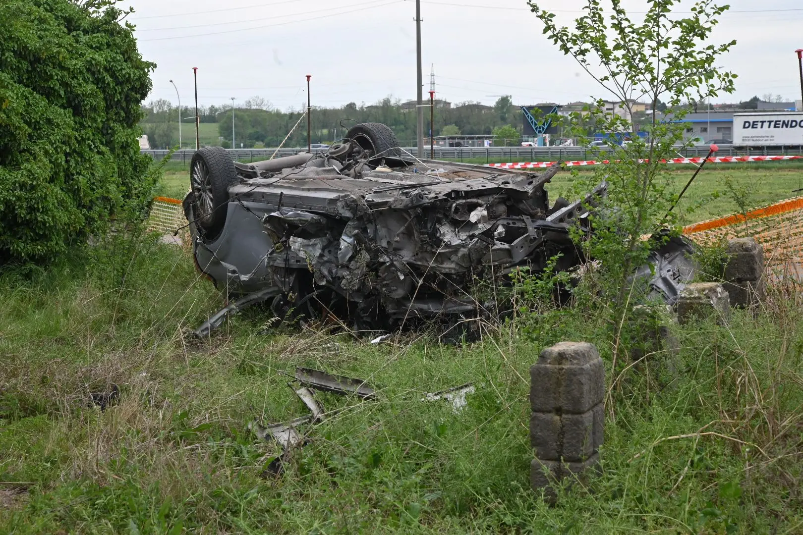 L'auto uscita di strada a Rezzato ha danneggiato il portone di una cascina