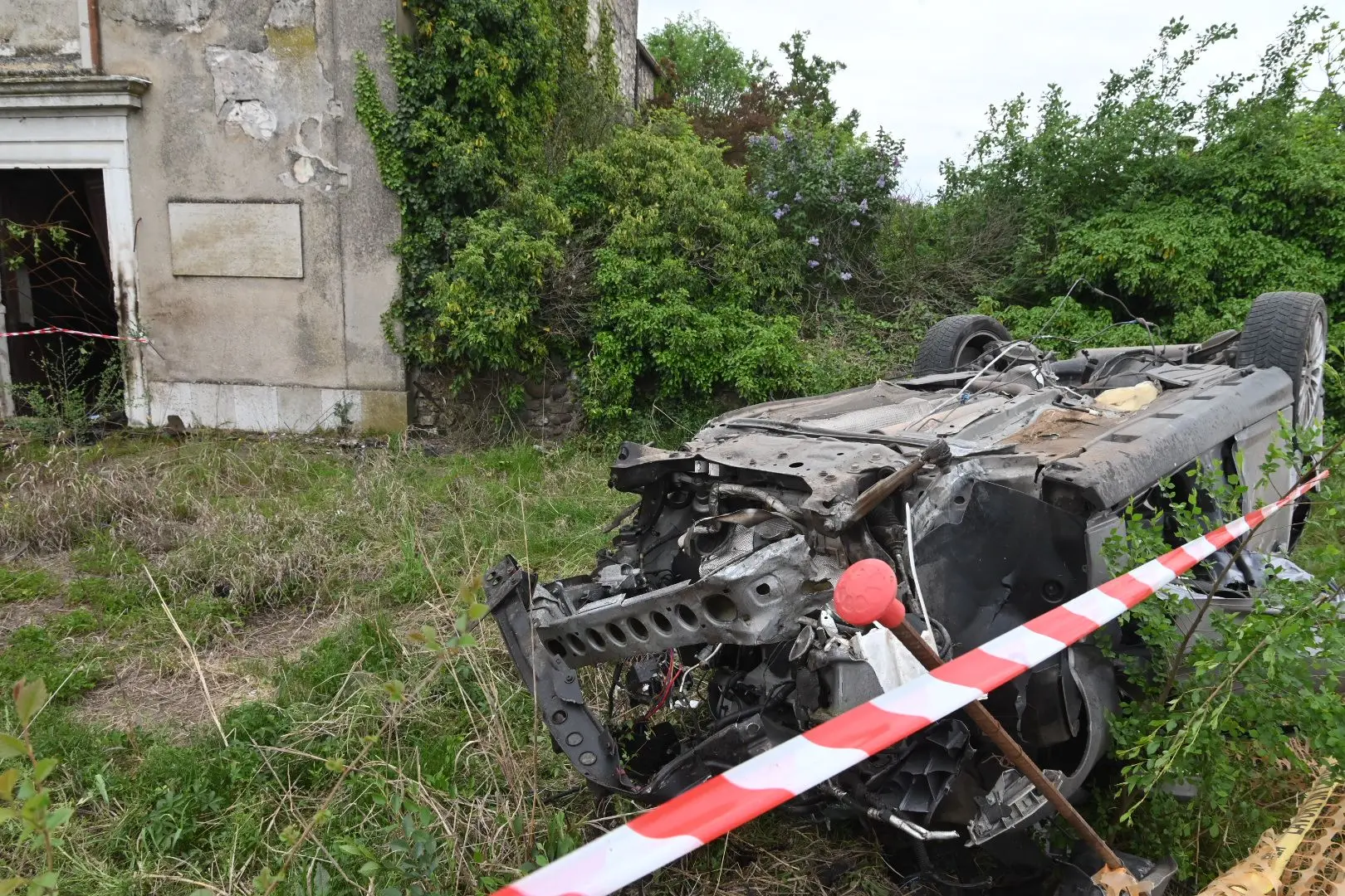 L'auto uscita di strada a Rezzato ha danneggiato il portone di una cascina