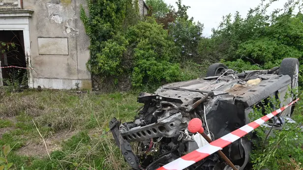 L'auto uscita di strada a Rezzato ha danneggiato il portone di una cascina