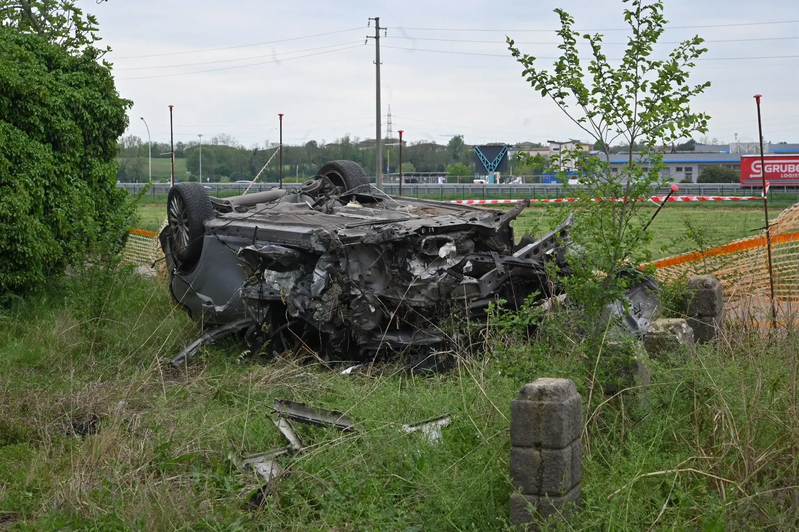 L'auto uscita di strada a Rezzato ha danneggiato il portone di una cascina