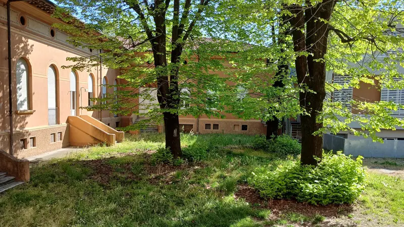 Lo spazio esterno del bar nella sede di Leno - © www.giornaledibrescia.it