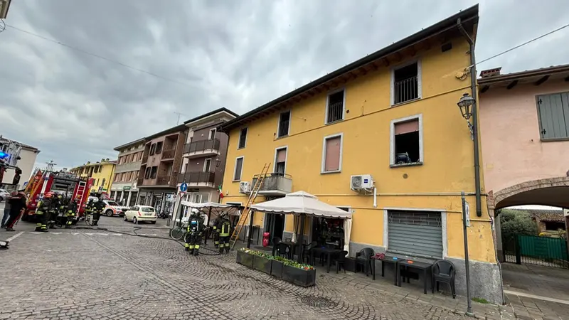 La via dove affaccia l'edificio - © www.giornaledibrescia.it