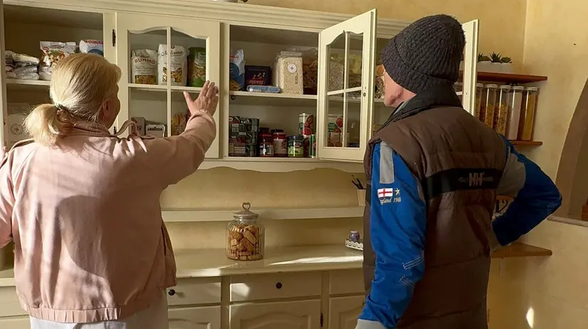 Michele nella sua nuova casa con la presidente della Fondazione Fiorella Tanghetti