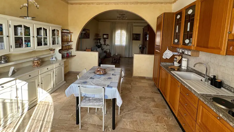 La cucina e il salotto della casa a Muscoline