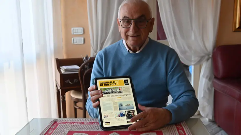 Il signor Fernando Martina con il suo nuovo tablet, soddisfatto dell'abbonamento sottoscritto