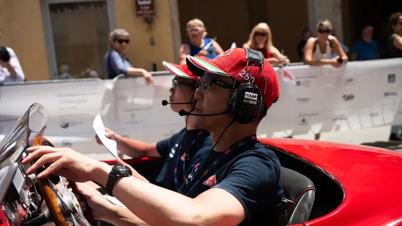 Un equipaggio in gara all'edizione 2025 della corsa