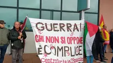 Il presidio Usb all'aeroporto di Montichiari