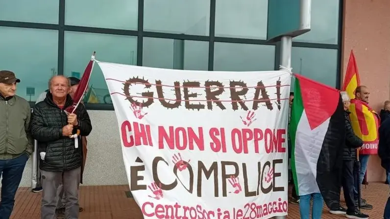 Il presidio Usb all'aeroporto di Montichiari