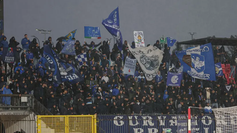 I tifosi del Brescia nel settore ospiti a Monza - Foto New Reporter Nicoli © www.giornaledibrescia.it