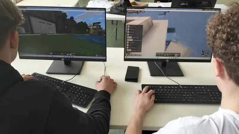 Gli studenti dell'Eseb al lavoro con Minecraft Education