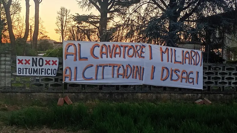 Gli striscioni dei cittadini - © www.giornaledibrescia.it