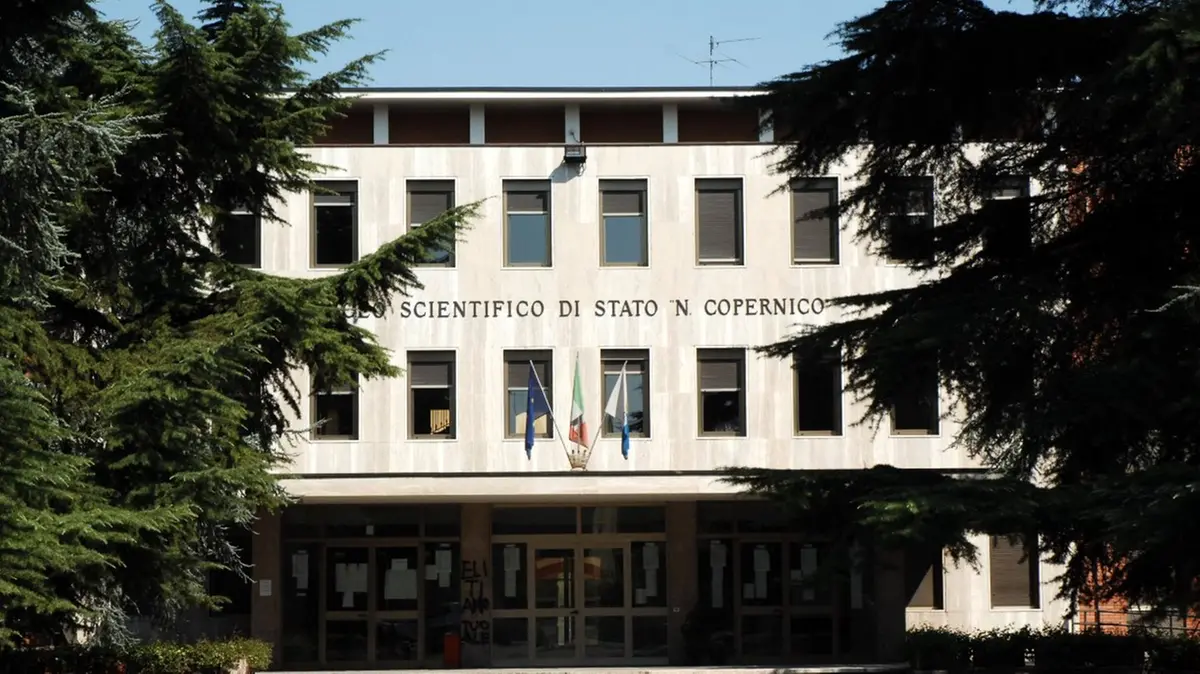 L'ingresso del liceo Copernico - © www.giornaledibrescia.it