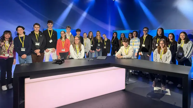 Gli studenti in visita nello studio del tg di Teletutto