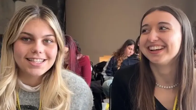 Due studentesse durante la lezione di podcast