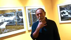 Mattotti tra le sue opere in mostra in Santa Giulia - © www.giornaledibrescia.it