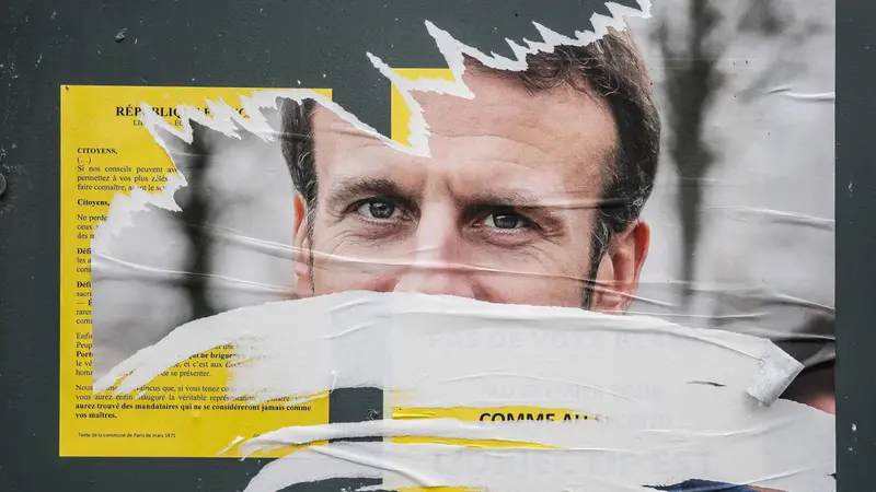 Un poster del presidente francese Emmanuel Macron - Foto Ansa © www.giornaledibrescia.it
