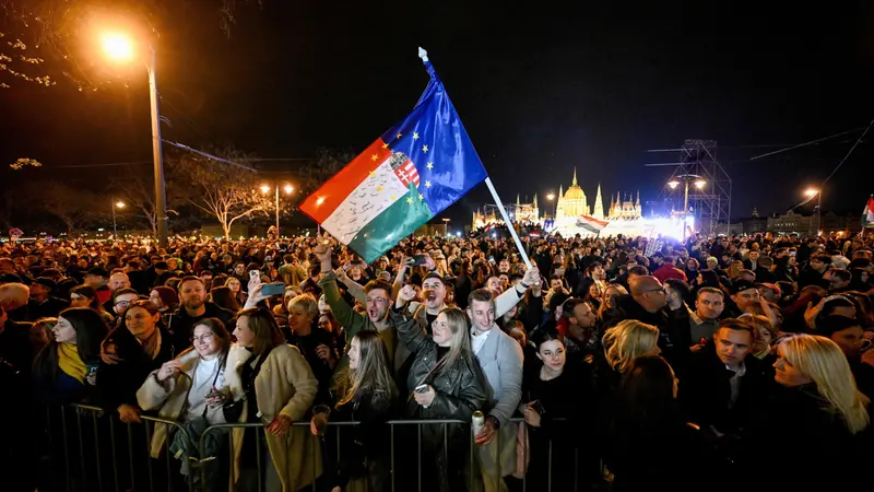 La piazza in festa dopo la sconfitta di Viktor Orbán alle ultime elezioni