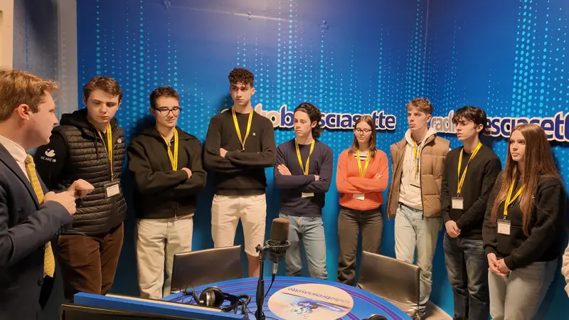 Gli studenti visitano lo studio di Radio Bresciasette al Giornale di Brescia