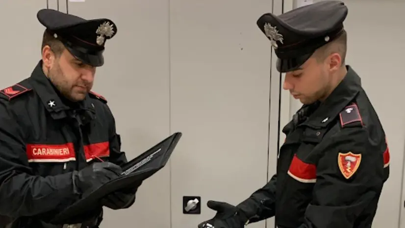 I carabinieri con la scacciacani sequestrata