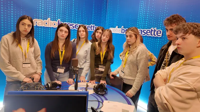 Gli studenti visitano lo studio di Radio Bresciasette al Giornale di Brescia