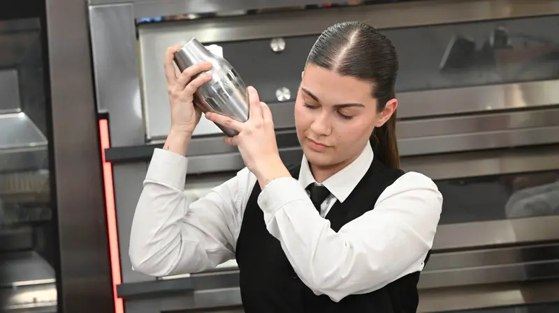 Alessia prepara il cocktail «Il socio» in onore dei soci Coop - Foto New Reporter Favretto © www.giornaledibrescia.it