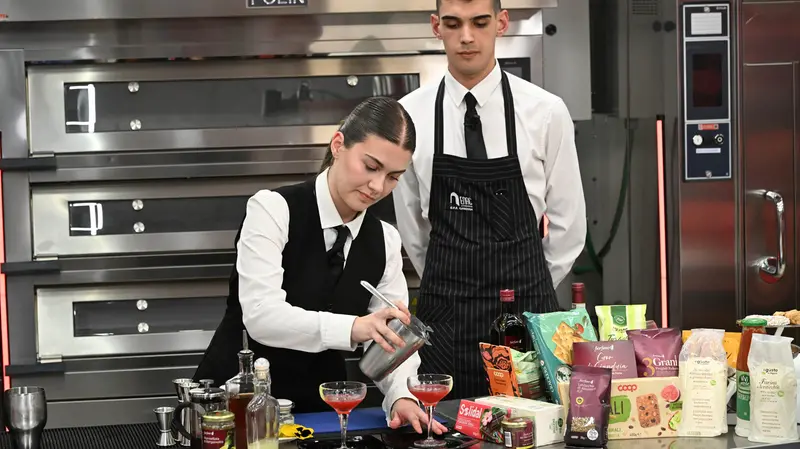 Alessia Alberti e Aziz Gaddouri preparano un aperitivo analcolico - Foto New Reporter Favretto © www.giornaledibrescia.it