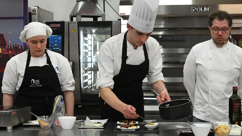 Studenti impiattano il polpo arrosto e la lasagna di lenticchie - Foto New Reporter Favretto © www.giornaledibrescia.it