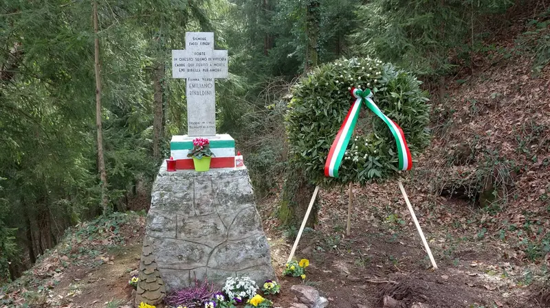 Il cippo che ricorda il martirio del partigiano «Emi» Rinaldini a Belprato - © www.giornaledibrescia.it