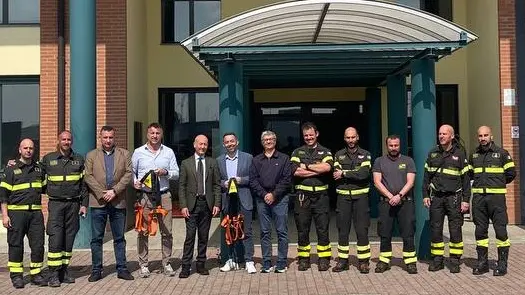 Un momento della cerimonia di consegna delle imbragature