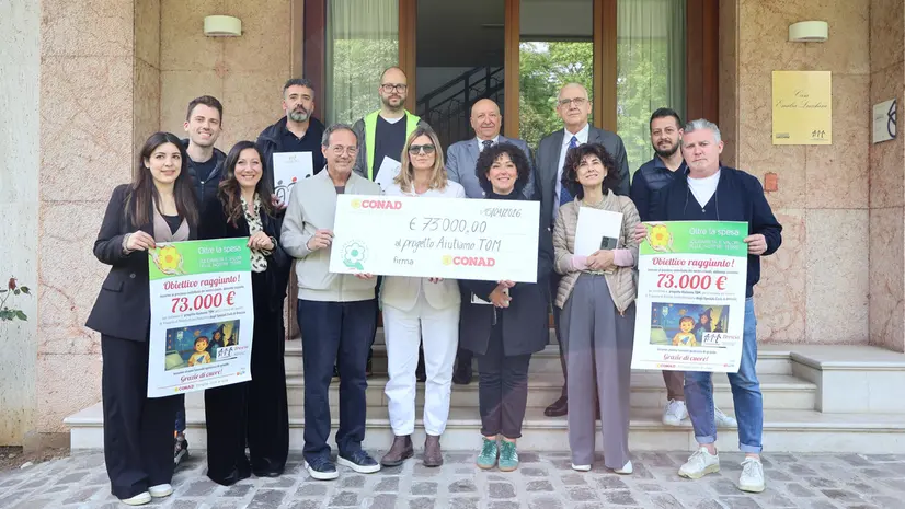 La consegna dell'assegno da Conad ad Ail