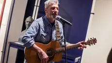 Charlie Cinelli con la fedele sei corde - Foto New Reporter Nicoli © www.giornaledibrescia.it