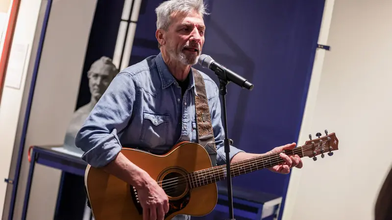 Charlie Cinelli con la fedele sei corde - Foto New Reporter Nicoli © www.giornaledibrescia.it