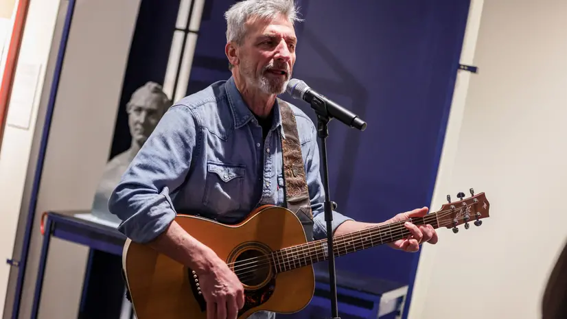 Charlie Cinelli con la fedele sei corde - Foto New Reporter Nicoli © www.giornaledibrescia.it