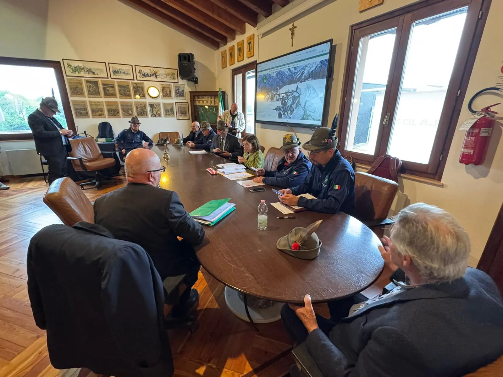 La firma degli atti relativi alla società Aa27 alla sede dell'Ana Brescia