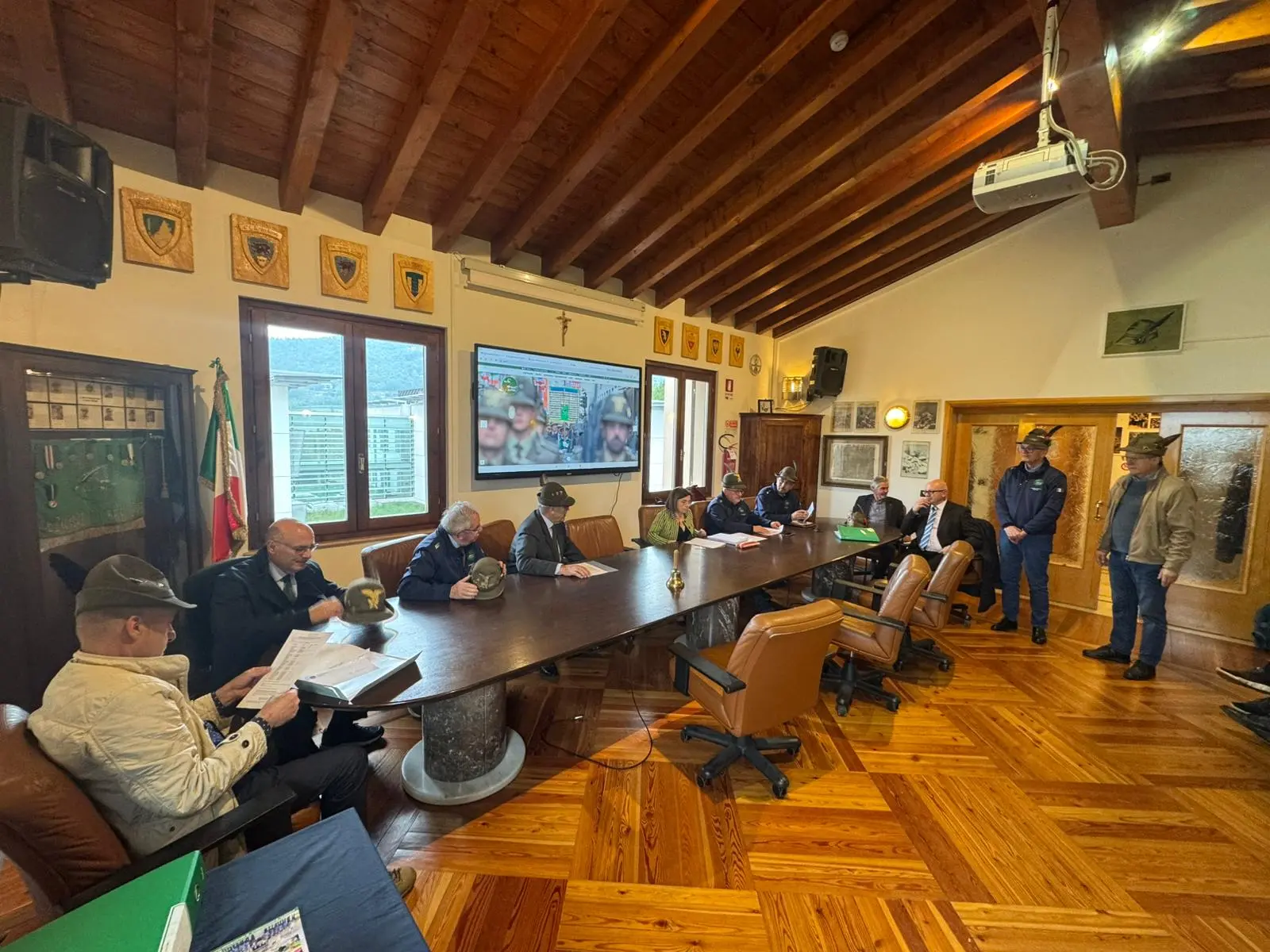 La firma degli atti relativi alla società Aa27 alla sede dell'Ana Brescia